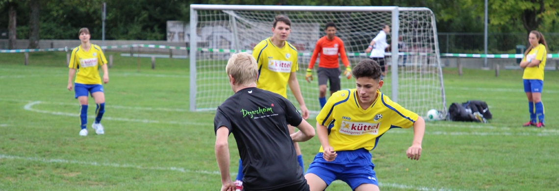 Jugendliche spielen Fussbal im Fussballverein